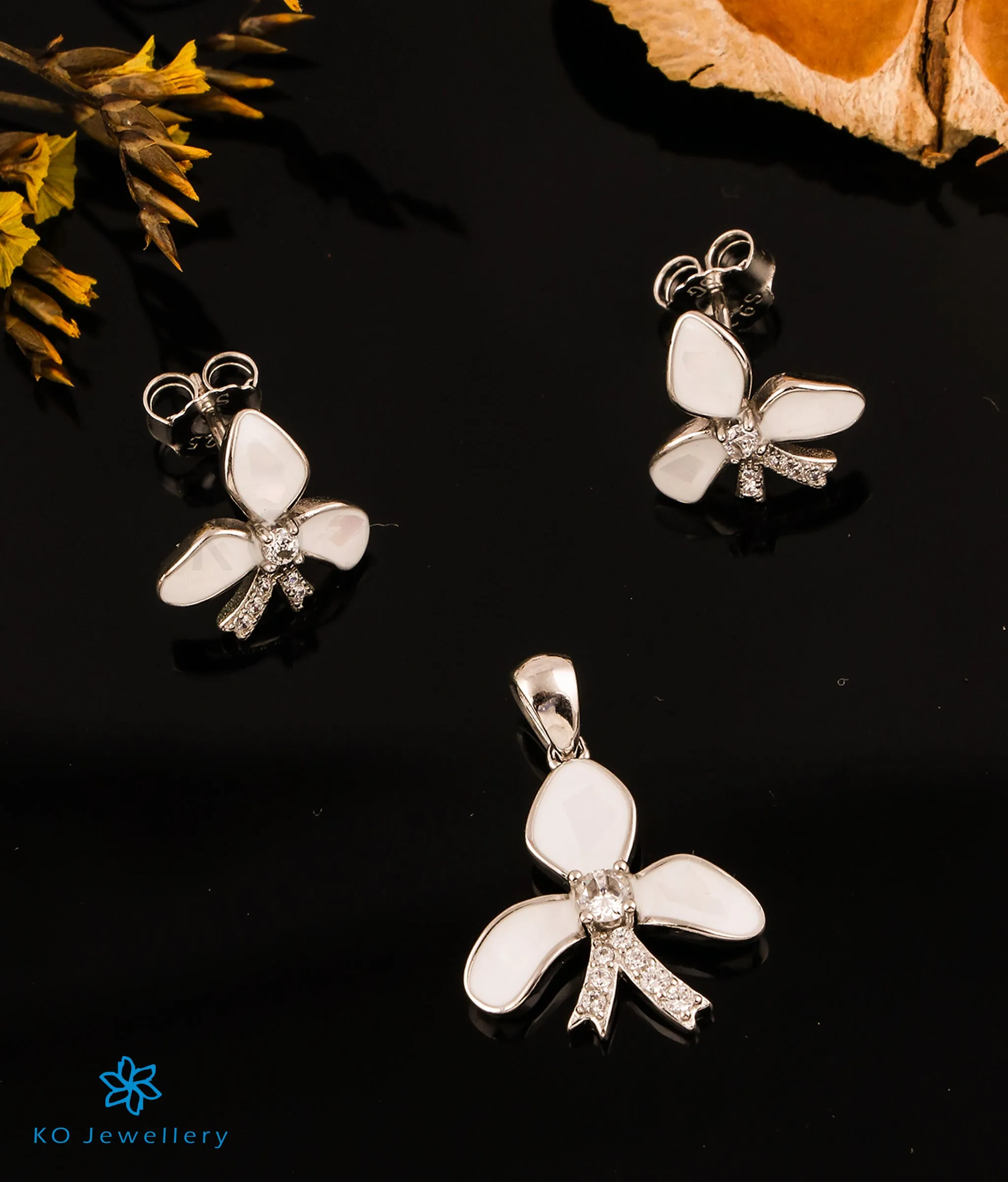 The White Flower Silver Pendant Set