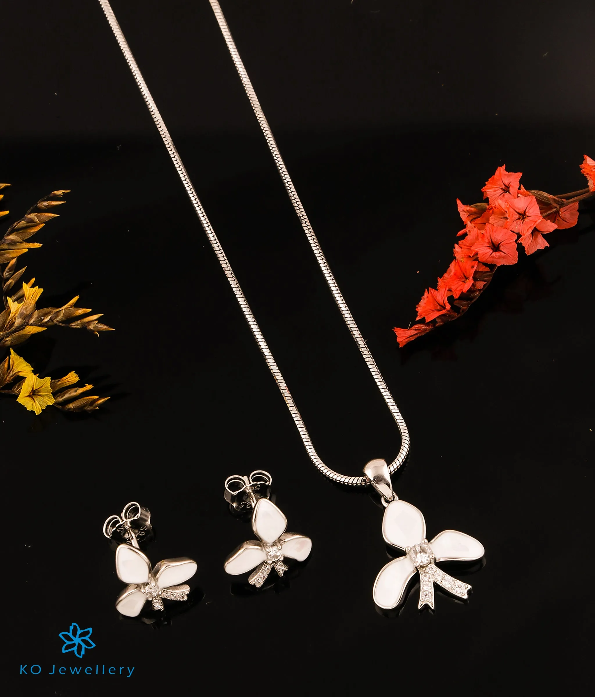 The White Flower Silver Pendant Set